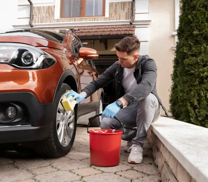 Lavage auto à domicile La Bruffière : professionnel intervenant sur un véhicule